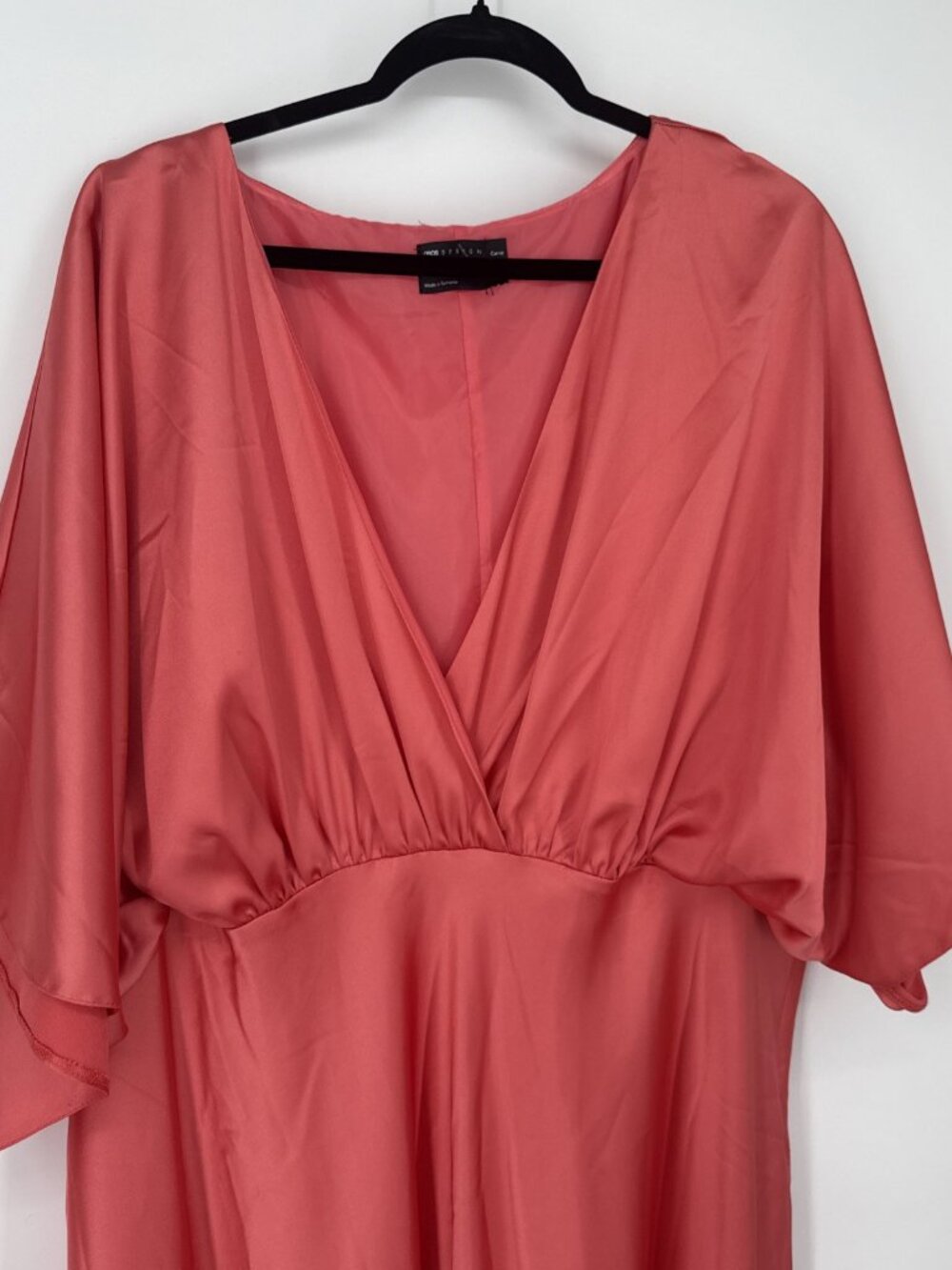 ASOS DESIGN Curve Size US 16 Coral wrap front batwing sleeve satin midi dress - Picture 7 of 16